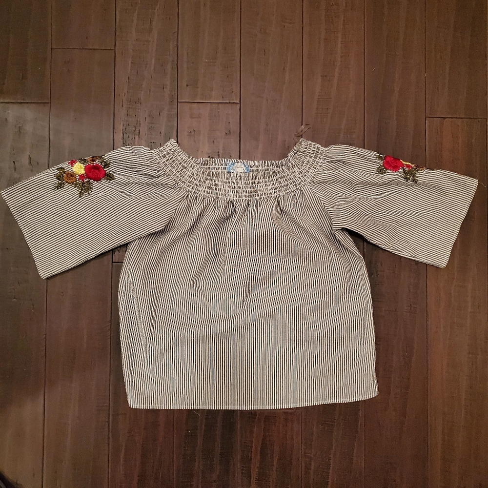 J Gee Off the Shoulder Top sz Medium